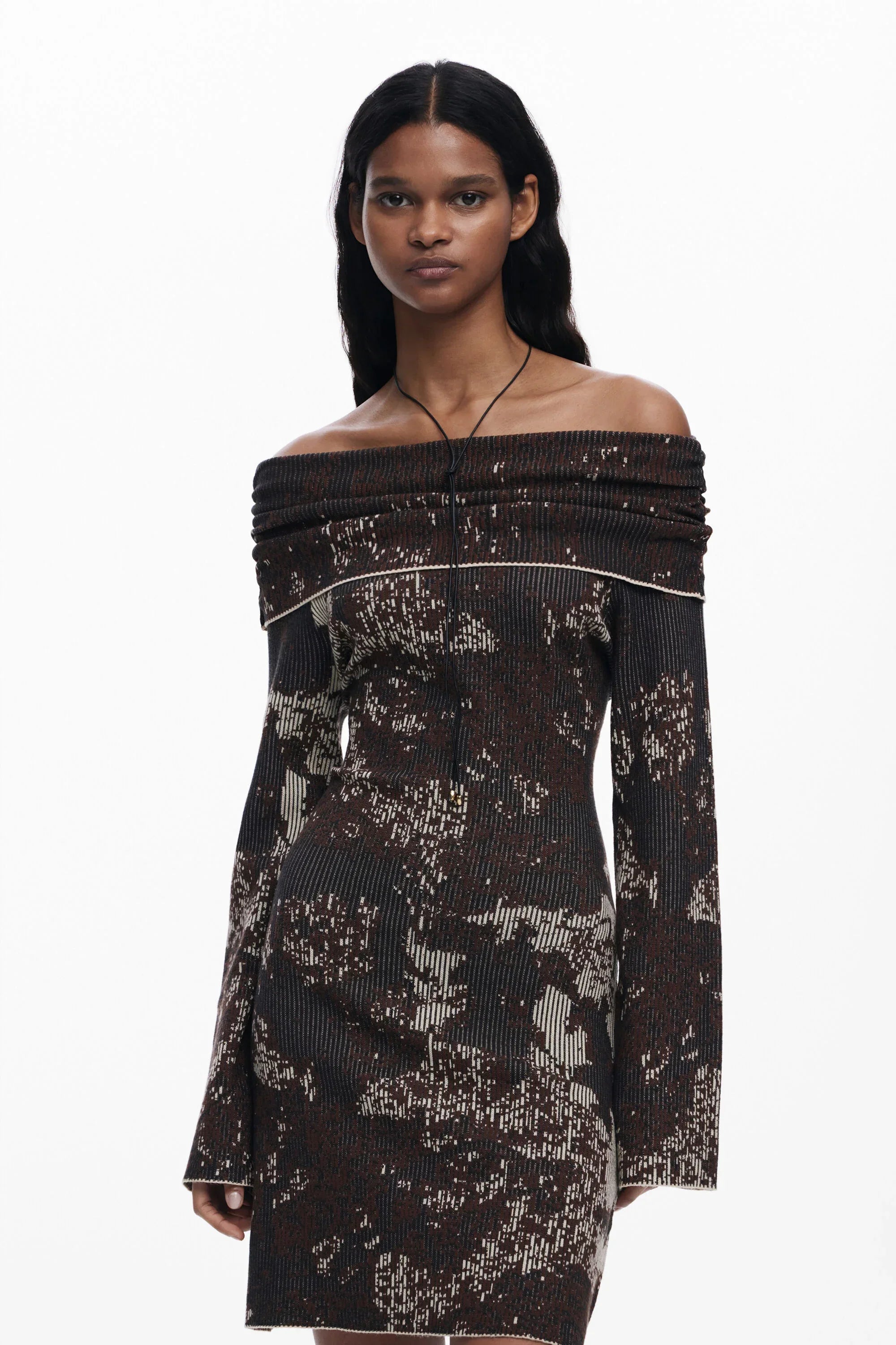 שמלת נשים אופנתית כתפיים חשופות, דגם עדכני בצבע חום כהה עם הדפס ייחודי, מבית CHOZEN