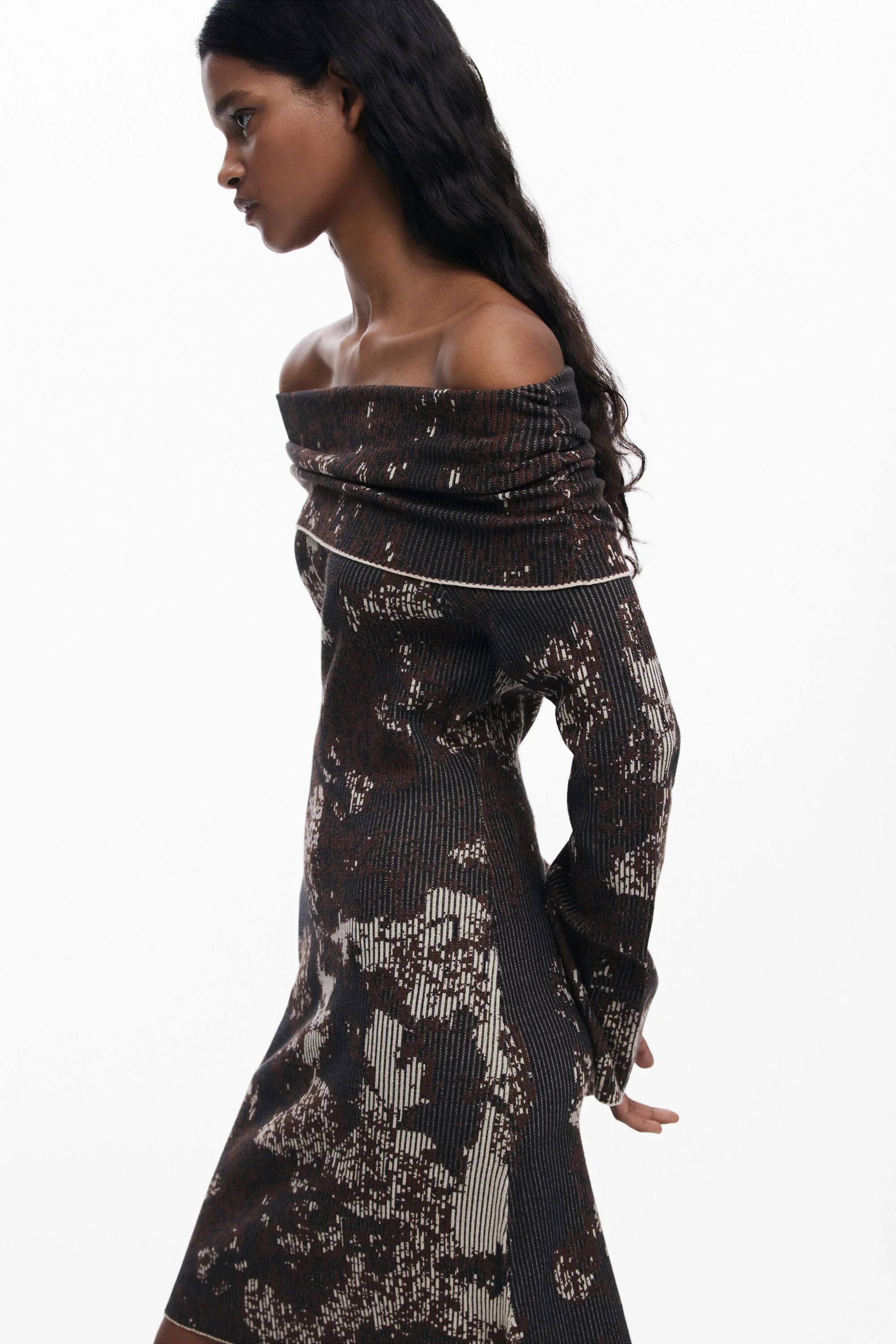 דוגמנית בשמלת ערב אוף שולדרס מודפסת, אופנה עדכנית ב-CHOZEN, מותגים מובילים