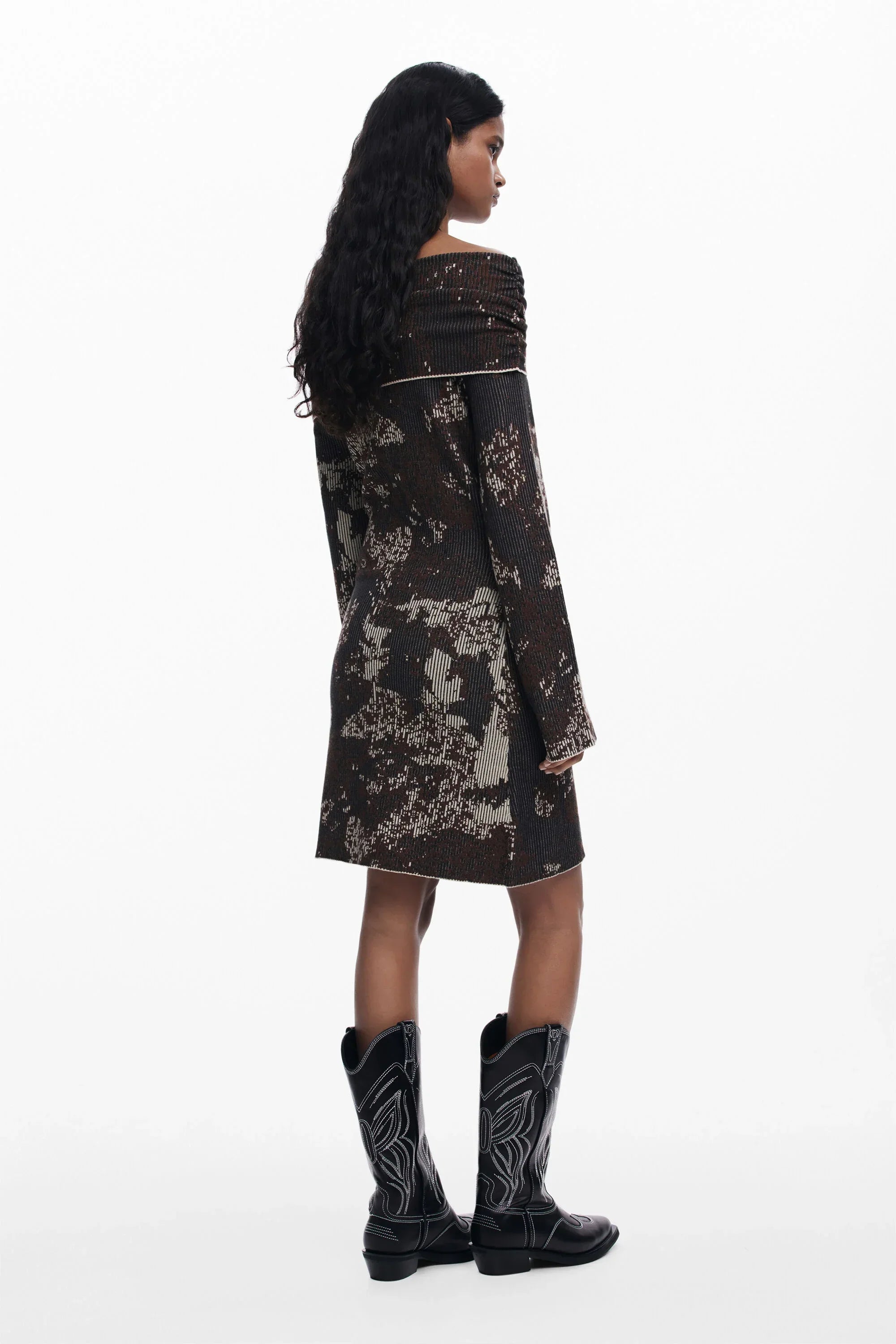 שמלה כהה עם דוגמת קמופלאז' ומגפי בוקרים שחורים, צולמה לאתר CHOZEN