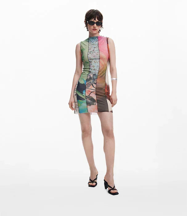 דוגמנית עם שמלה קייצית צבעונית ומעוצבת, משקפי שמש, צילום לאופנה CHOZEN