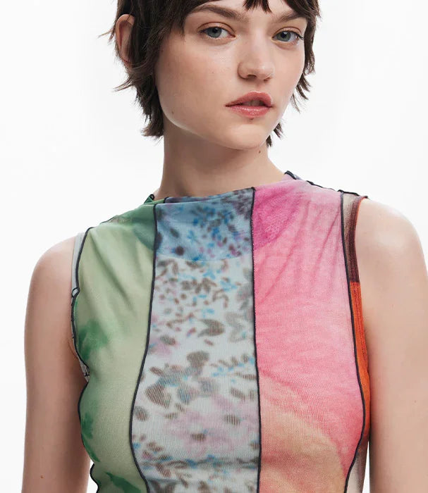 דוגמנית לובשת גופיה צבעונית בעיצוב מודרני, אופנה עכשווית CHOZEN