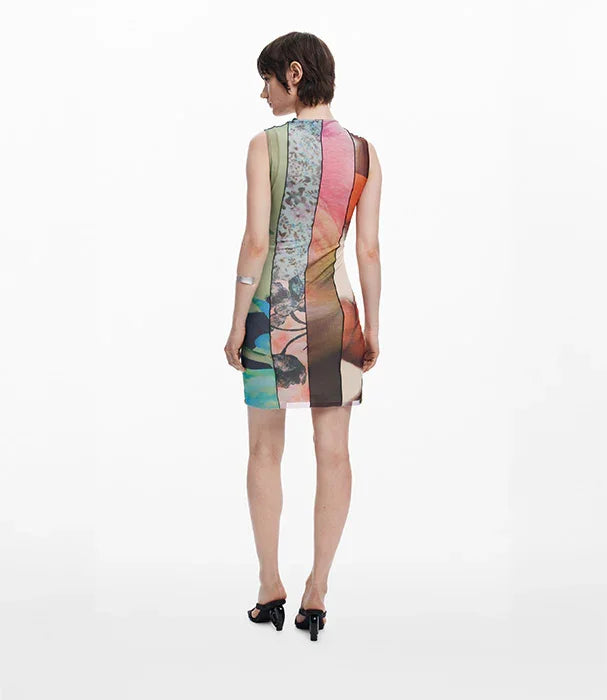אישה בשמלת מיני צבעונית עם הדפסים גיאומטריים, צילום גב על רקע לבן, CHOZEN מבית אלפא