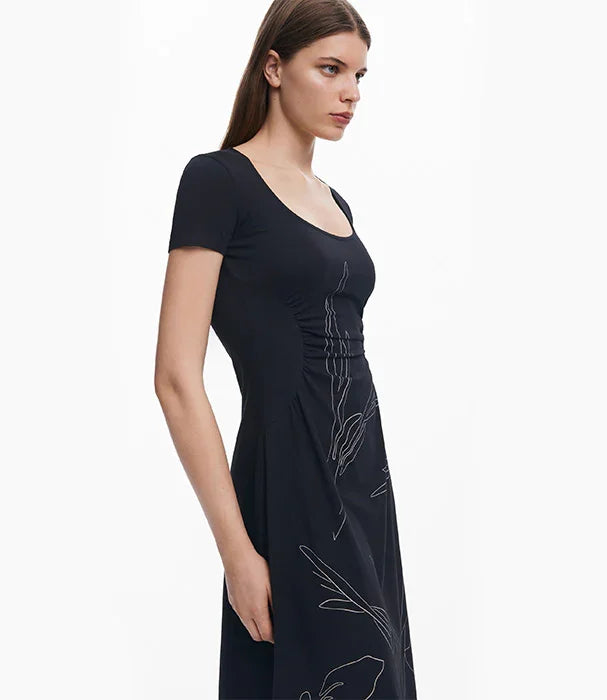 שמלה שחורה עם שרוולים קצרים והדפס עדין על הדגם, מבית CHOZEN, אופנה יוקרתית