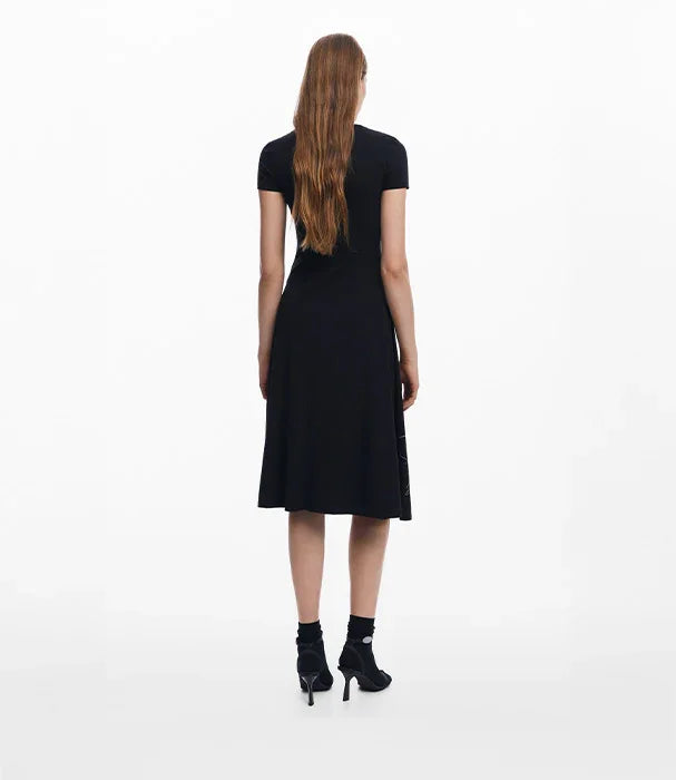 שמלה שחורה קצרה עם שרוולים קצרים, נעלי עקב, אופנת נשים באתר CHOZEN