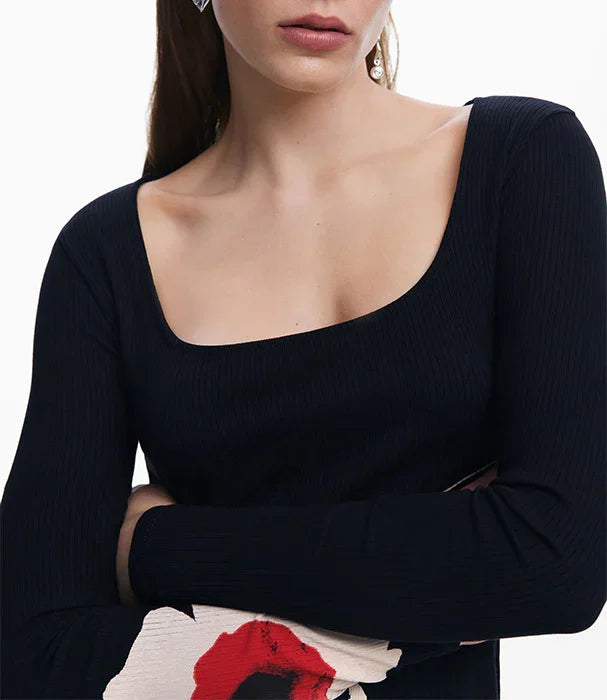 אישה לובשת חולצה שחורה עם מחשוף מרובע, אופנה יוקרתית מקבוצת אלפא CHOZEN