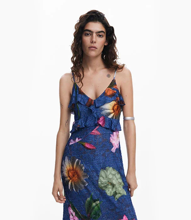 אישה בשמלת קיץ כחולה עם הדפס פרחים צבעוני, צילום אופנה לקולקציית המותגים CHOZEN