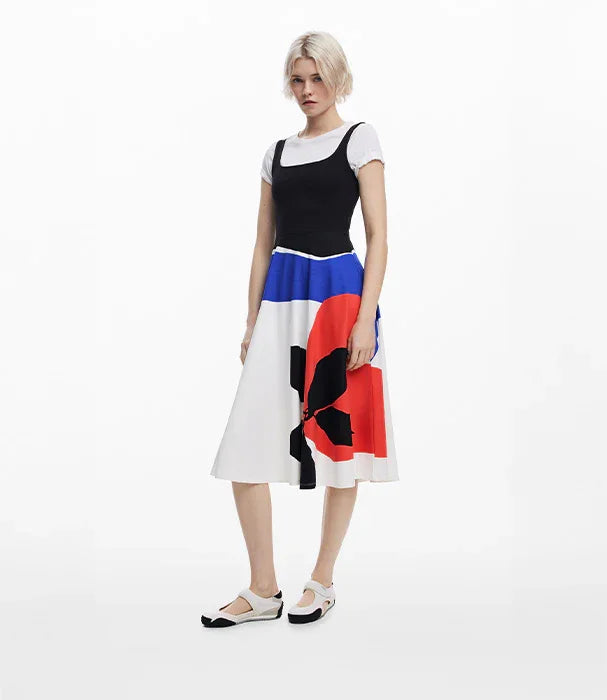 אישה לובשת שמלה קיצית צבעונית עם עיצוב שחור, כחול, אדום ולבן, צילום אופנה CHOZEN