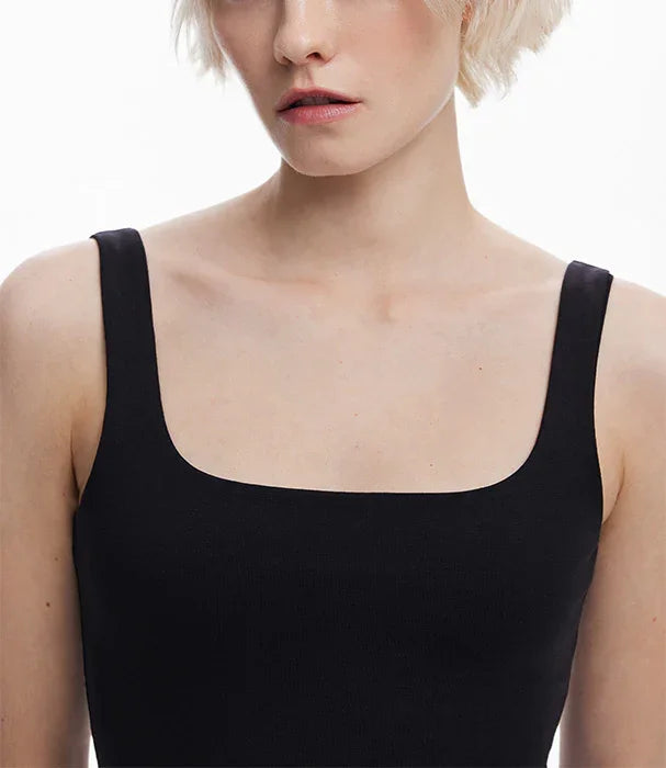 חולצת טופ שחורה לנשים עם כתפיות עבות מבית CHOZEN, אופנה יוקרתית מבית אלפא