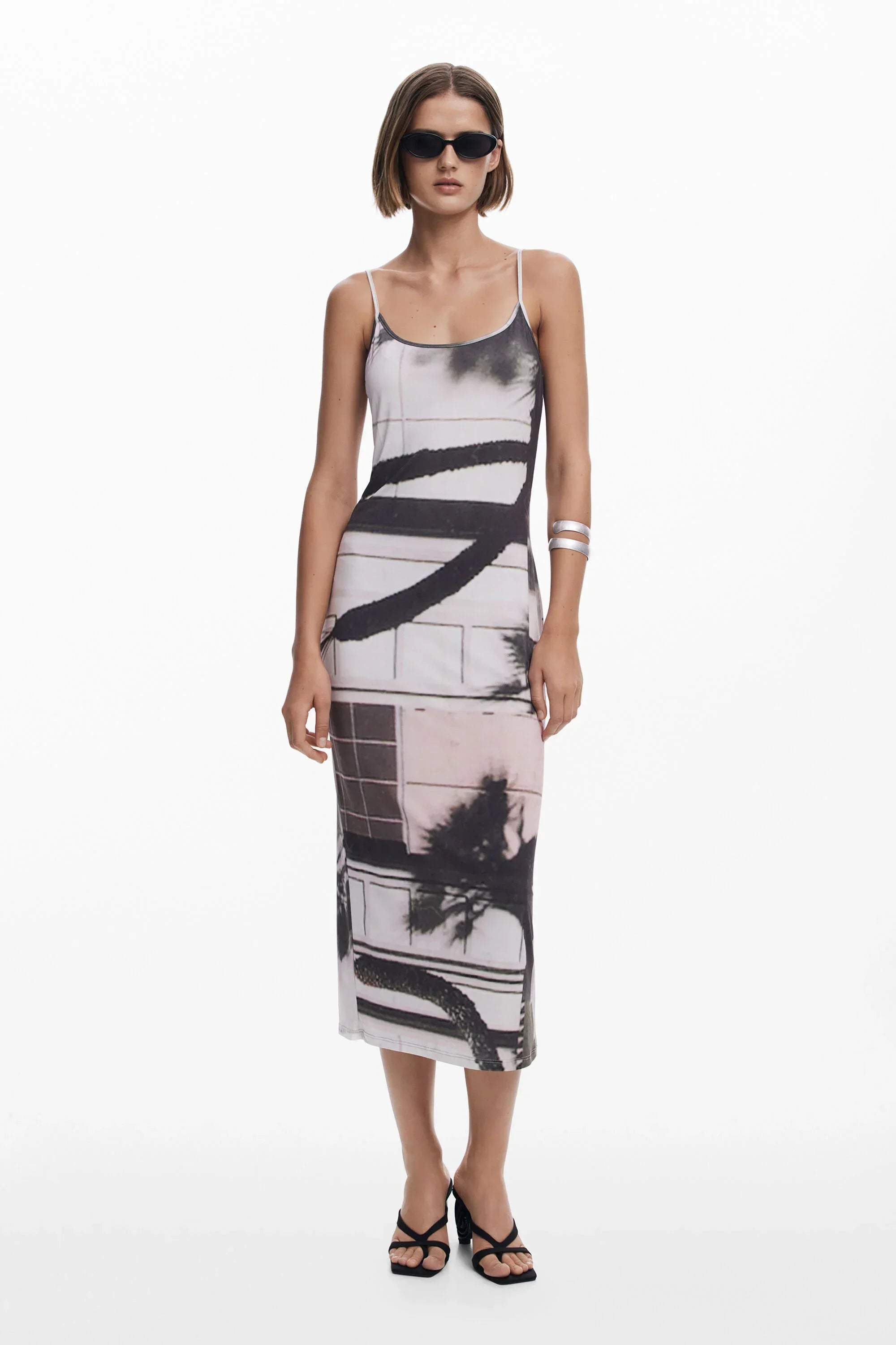 שמלת קיץ מודפסת בגווני שחור-לבן עם כתפיות דקות, מוצגת על רקע לבן מתוך קולקציית CHOZEN