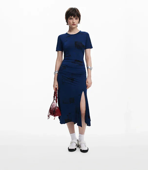 דוגמנית בשמלה כחולה עם שסע, נעליים לבנות ותיק אדום, אופנה עדכנית CHOZEN