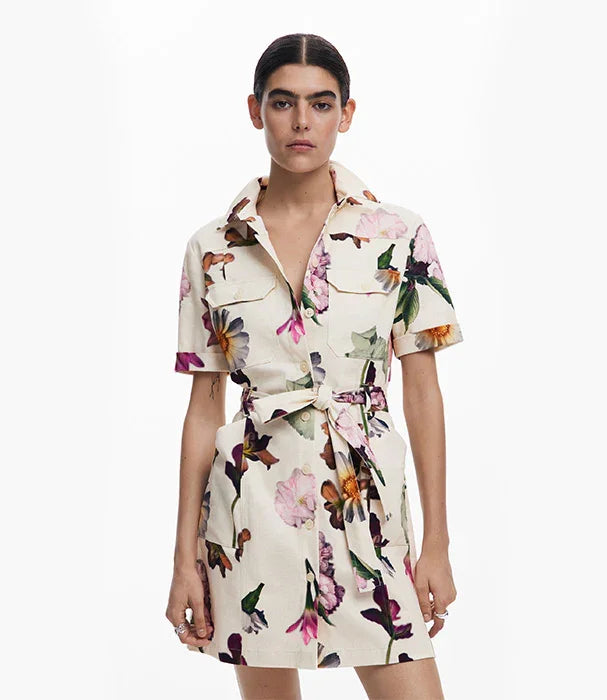 שמלה קצרה פרחונית עם שרוולים קצרים, חגורה תואמת וצווארון, קולקציית CHOZEN