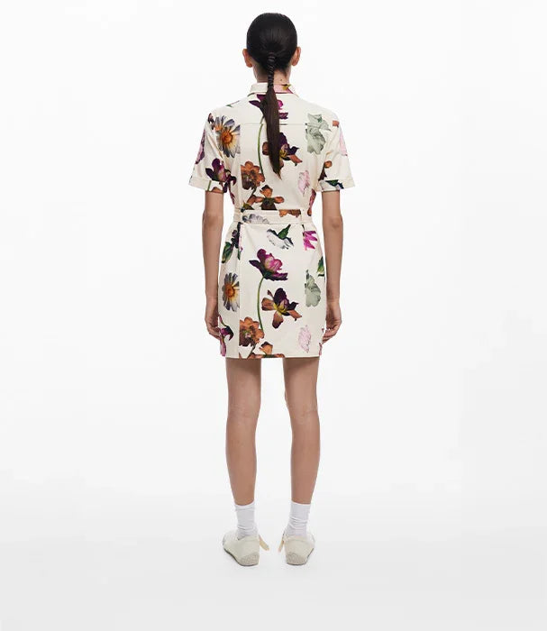 שמלת חולצה קצרה בהדפס פרחים צבעוני, מוצגת על דוגמנית, CHOZEN אופנה מעוצבת