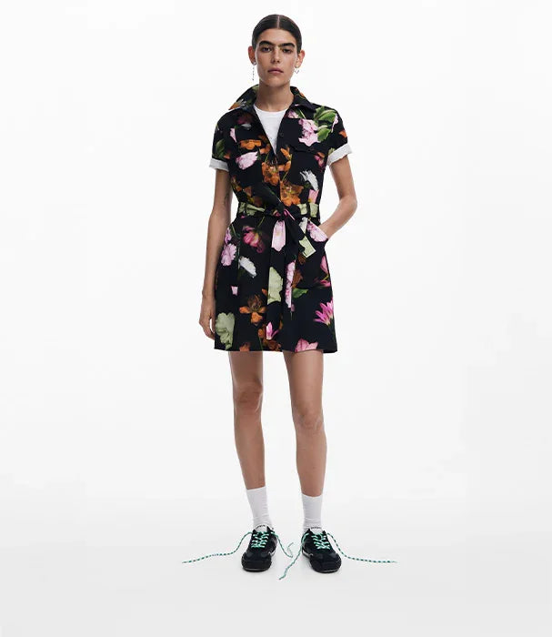 שמלת מיני שחורה עם הדפס פרחוני צבעוני מבית CHOZEN, אופנה לנשים מבית קבוצת אלפא