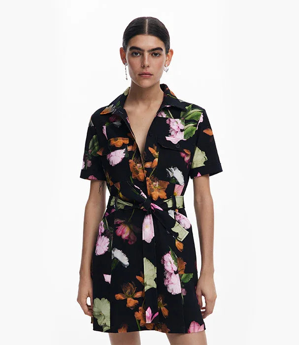 שמלה קצרה שחורה עם הדפס פרחים צבעוני לנשים, אופנת CHOZEN, צילום על רקע לבן