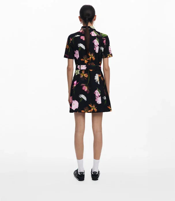 שמלת נשים שחורה עם פרחים צבעוניים, דגם קצר עם שרוולים קצרים, מבית CHOZEN