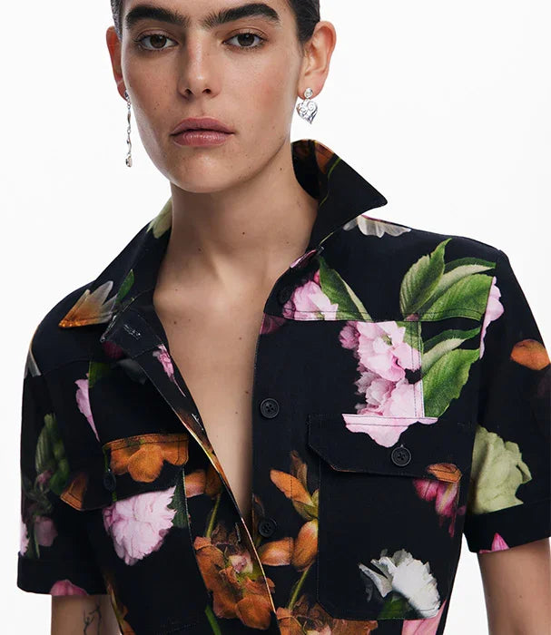 דוגמן לובש חולצת כפתורים שחורה עם הדפס פרחים צבעוני, צילום לאתר CHOZEN