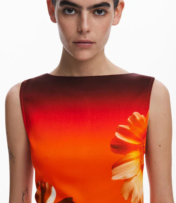 אישה לובשת שמלה אדומה עם הדפס פרחים, אופנה טרנדית מבית CHOZEN