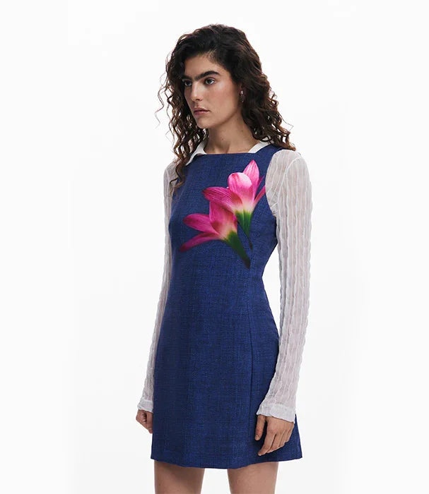 שמלה כחולה עם שרוולים לבנים ושני פרחים ורודים, אופנה יוקרתית CHOZEN