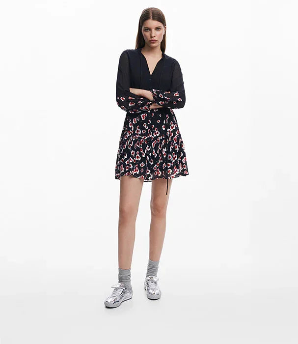 אישה לובשת שמלת מיני שחורה עם הדפס פרחוני, אופנת נשים CHOZEN