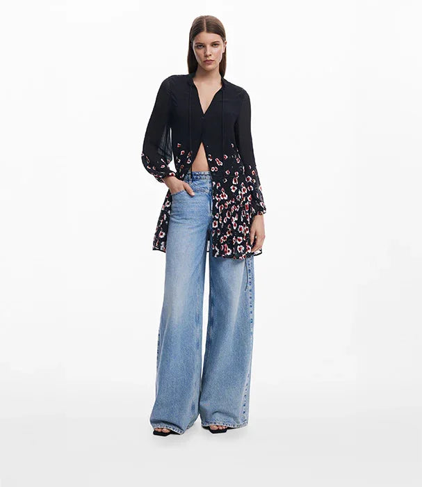 דוגמנית עם ג'ינס רחב ומעיל ארוך עם הדפס מנומר, אופנת נשים CHOZEN