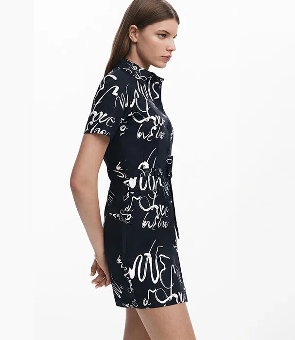 אישה בשמלה קצרה שחורה עם כיתוב לבן בעיצוב מודרני, אופנת נשים CHOZEN