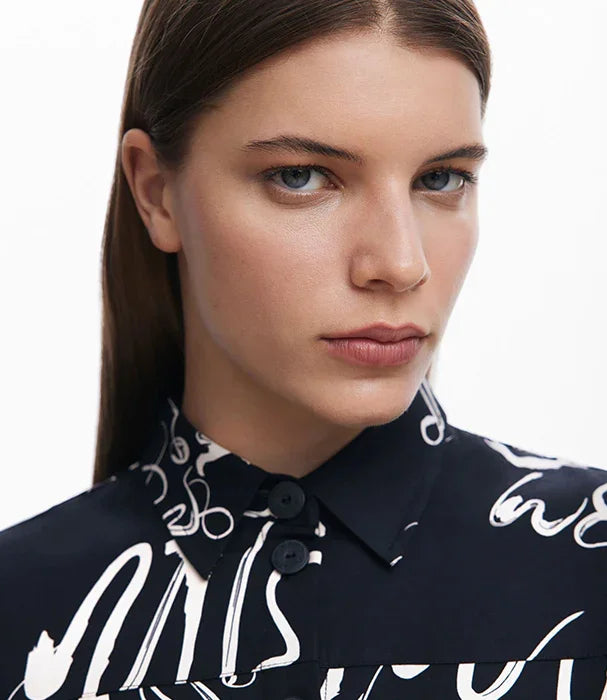 דוגמנית עם חולצת כפתורים שחורה עם הדפס לבן, אופנה יוקרתית CHOZEN