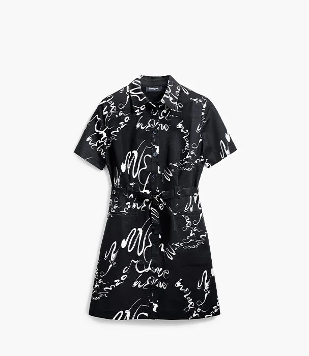 שמלת חולצה קצרה שחורה של Desigual עם הדפס אותיות לבנות, אופנה טרנדית ב-CHOZEN