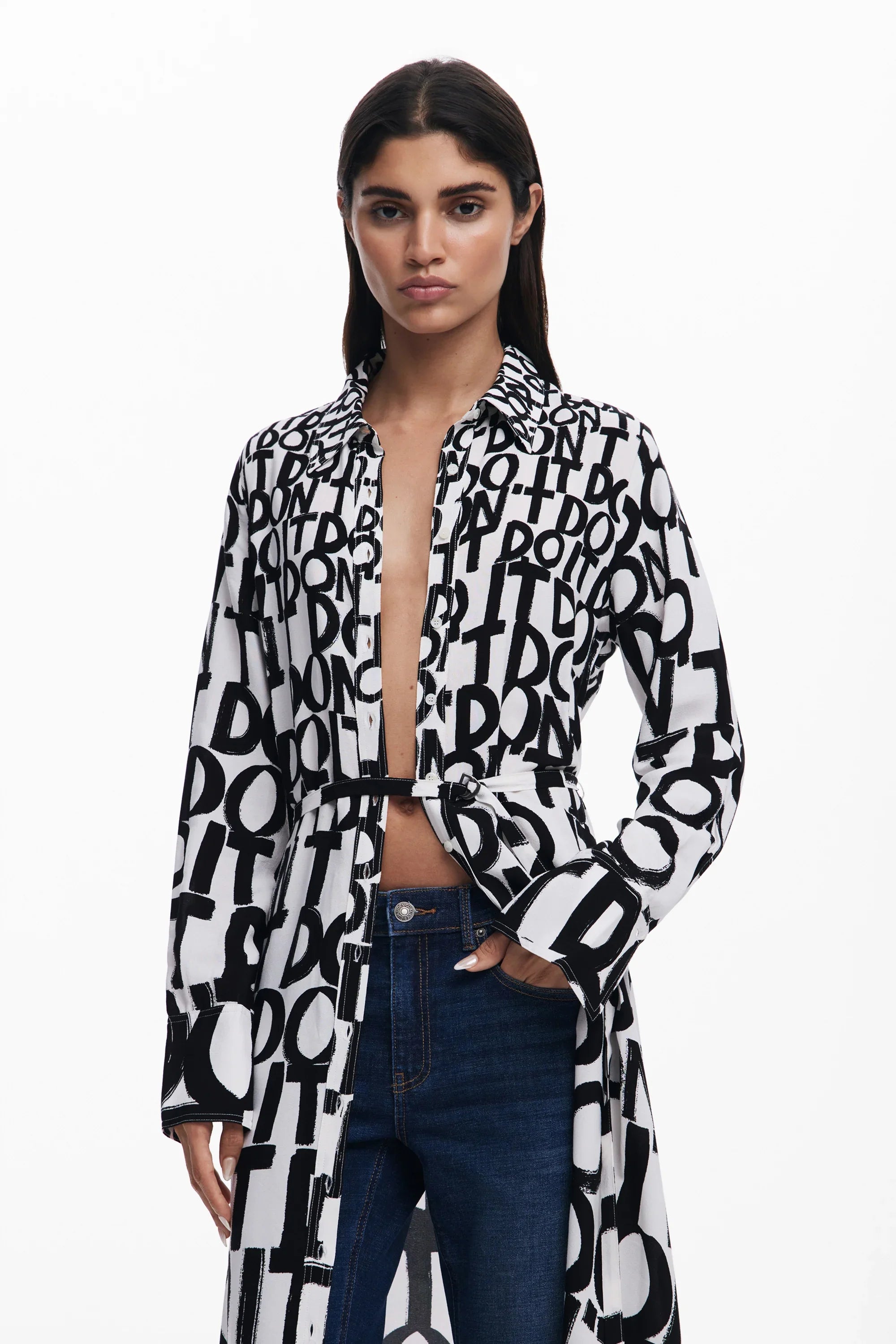 דוגמנית עם מעיל שחור-לבן עם הדפס טקסט, אופנת נשים CHOZEN מבית קבוצת אלפא