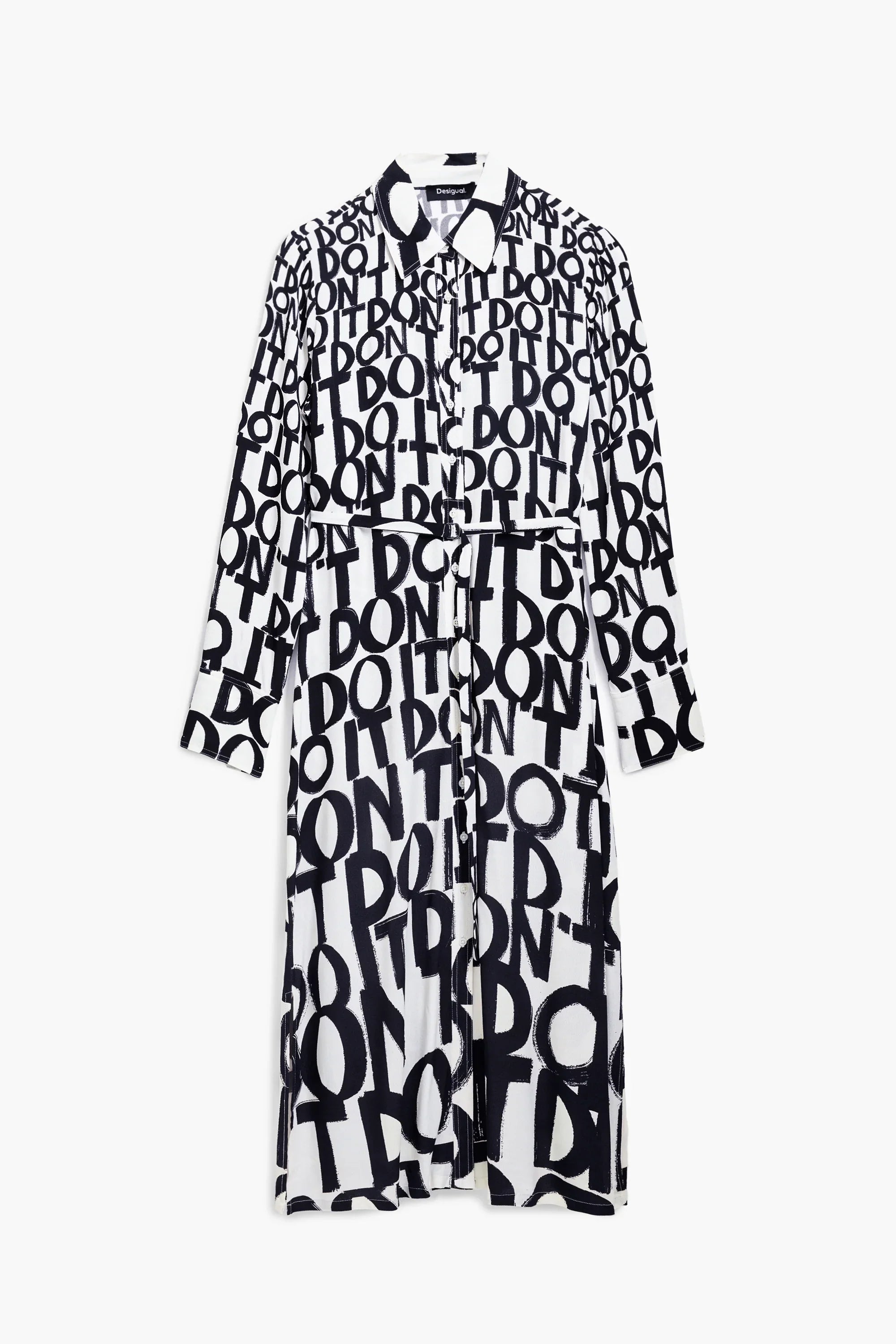 שמלה שחור לבן מבית Desigual, הדפס גרפי עם כיתוב DON’T DO IT, אופנה טרנדית ב-CHOZEN