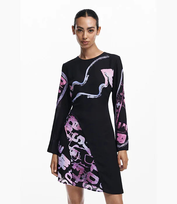 דוגמנית לובשת שמלת ערב שחורה עם הדפסים ורודים ולבנים, אופנת נשים CHOZEN