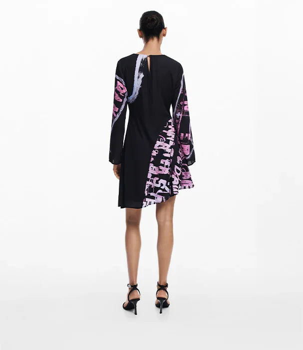 שמלת נשים שחורה עם דוגמאות ורודות ולבנות, קו המותגים CHOZEN