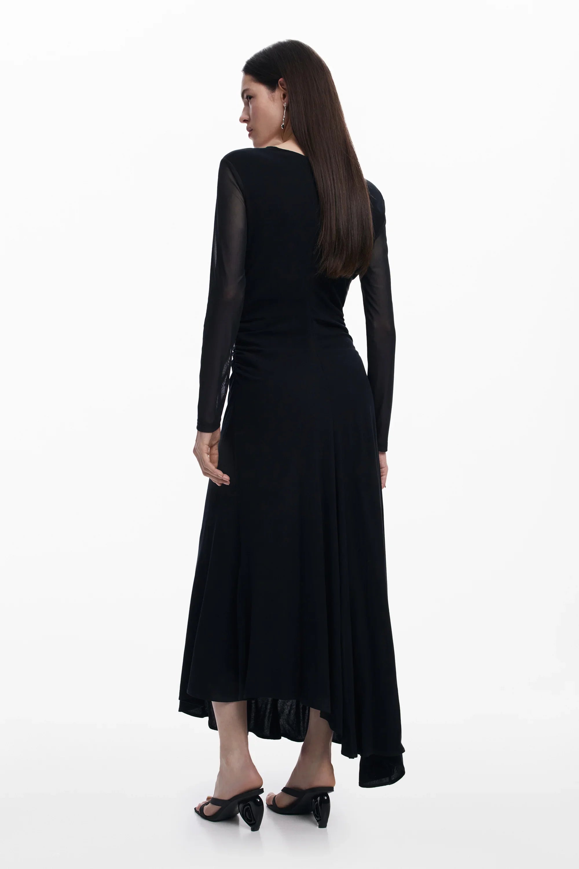 אישה לובשת שמלת מקסי שחורה עם שרוולים ארוכים מבד שקוף, מבט מאחור, CHOZEN אופנה