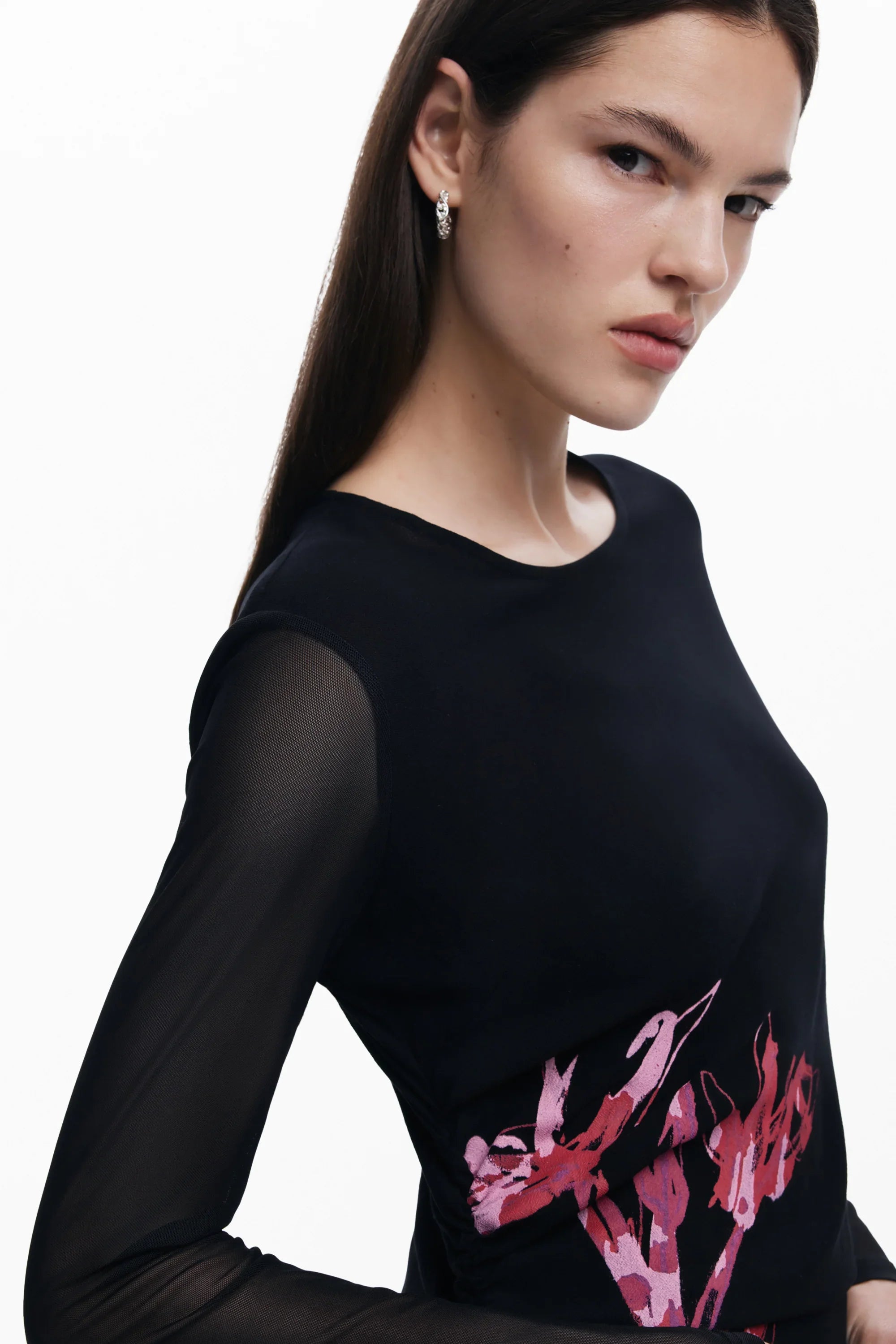 דוגמנית לובשת חולצת נשים שחורה עם שרוולי רשת והדפס פרחים אדום, צילום אופנה CHOZEN