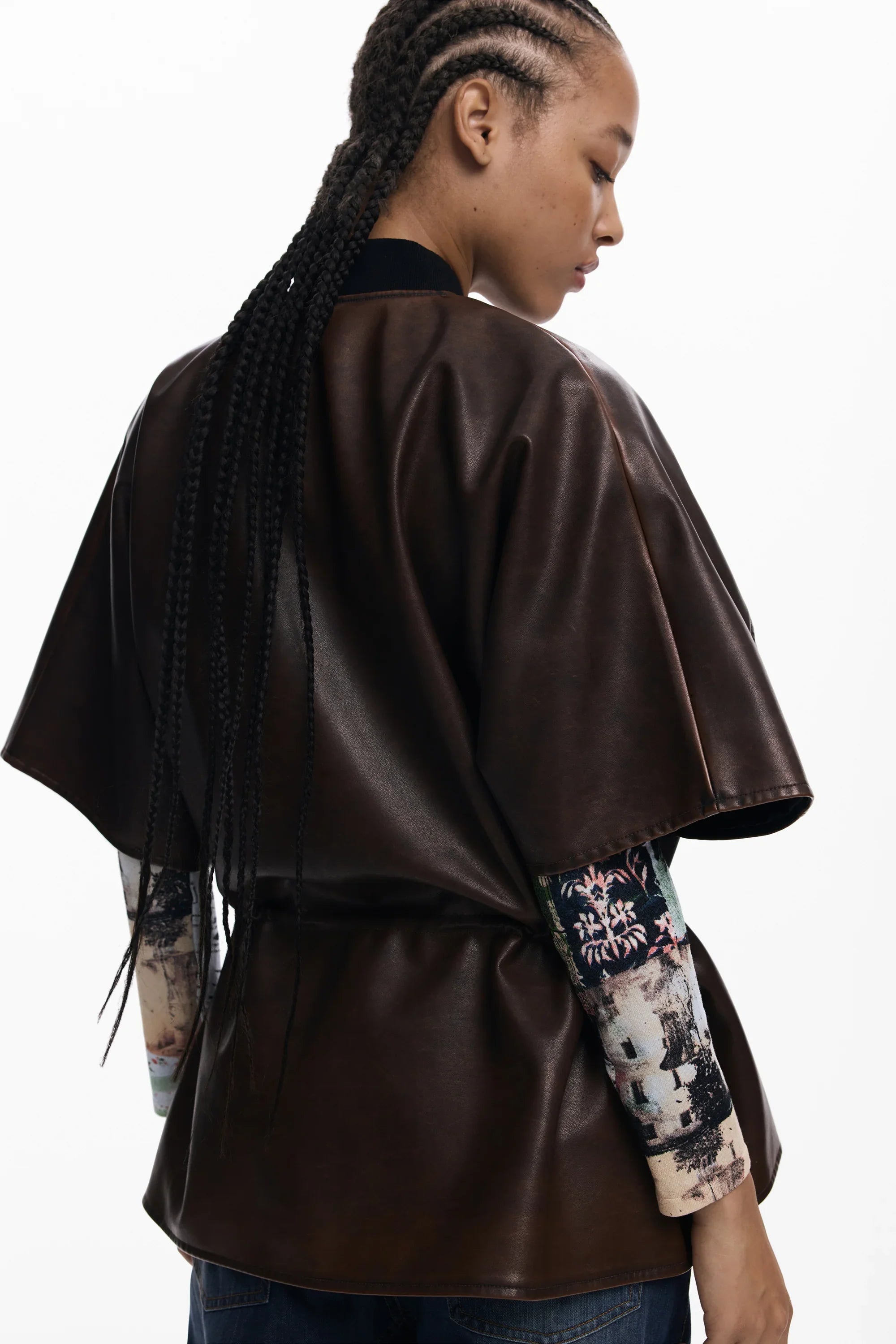 אישה עם מעיל עור חום קצר מבית CHOZEN, חולצת שרוול מודפסת, אופנה יוקרתית