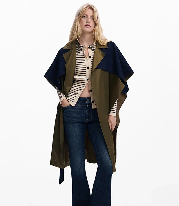 אישה מדגמנת מעיל אופנתי ירוק-כחול עם סוודר פסים וג'ינס, מותגים מובילים ב-CHOZEN