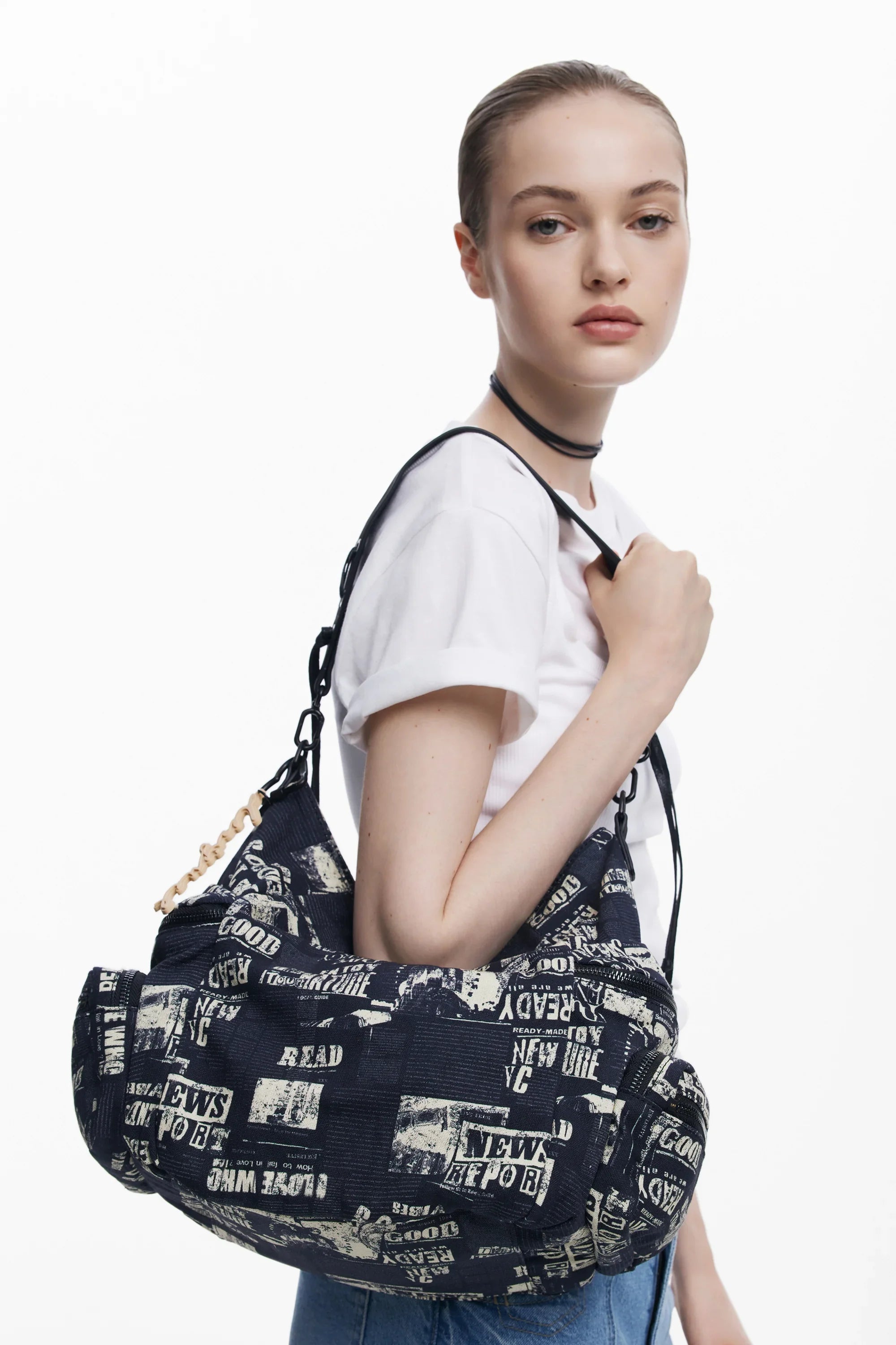 אישה עם תיק כתף אופנתי בדפוס עיתון בצבע שחור-לבן מבית CHOZEN