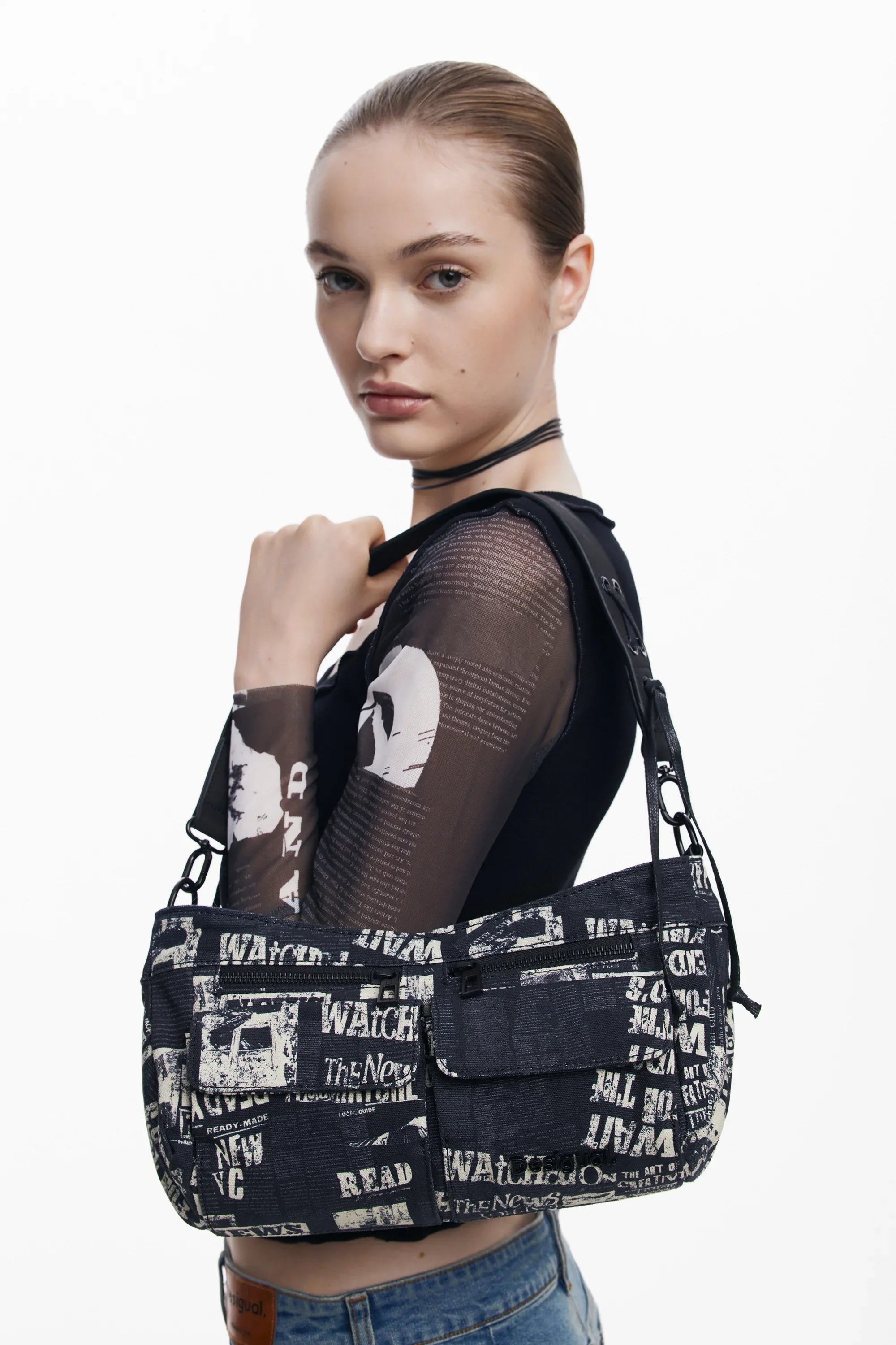 אישה עם חולצה שחורה שקופה ונשיאת תיק צד מודפס, אופנה עדכנית מבית CHOZEN