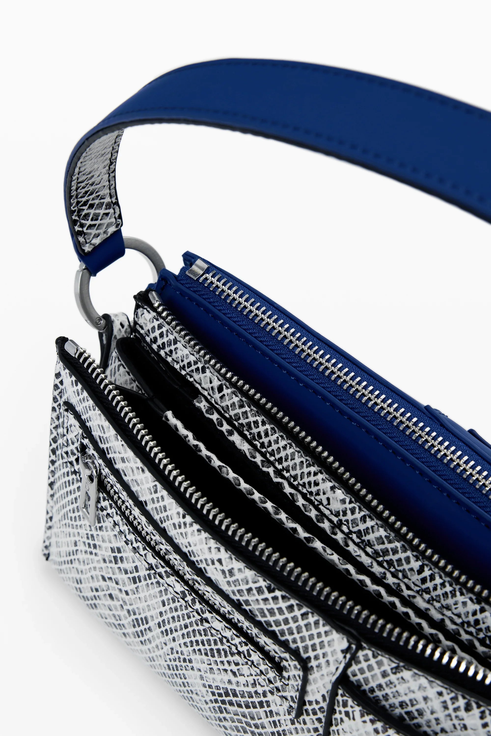 תיק צד דמוי עור נחש עם רצועה כחולה ומספר תאים, מבית CHOZEN