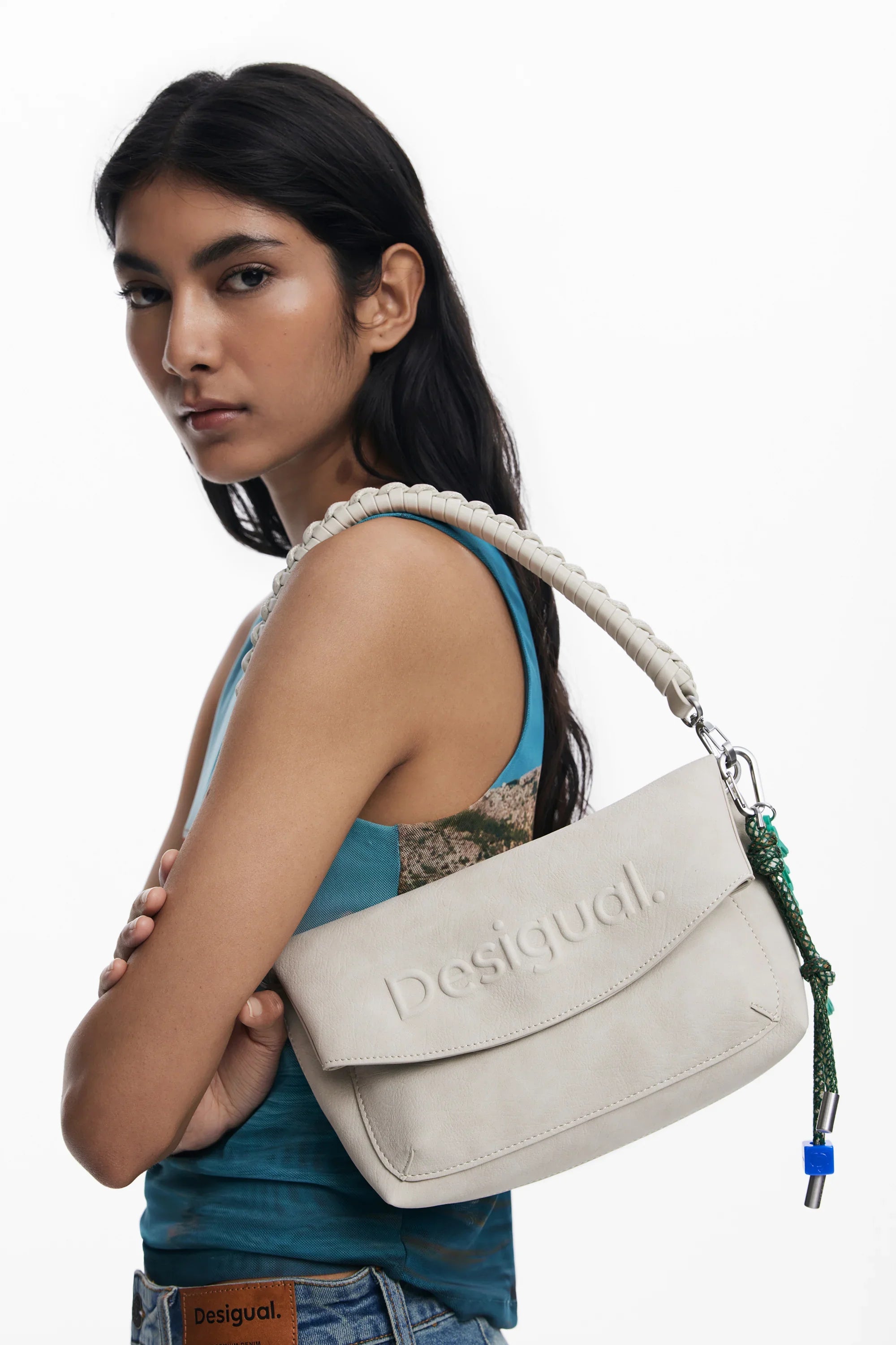 אישה נושאת תיק Desigual בצבע לבן, אופנה עדכנית מקבוצת אלפא CHOZEN