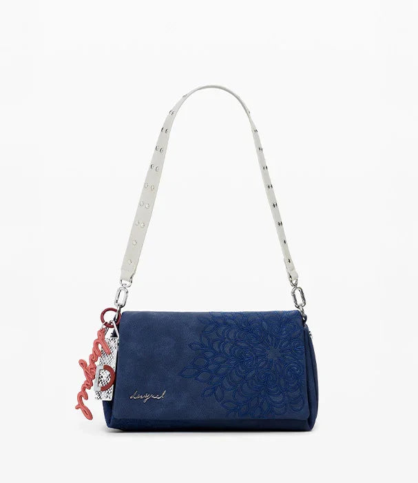 תיק יד כחול מבית CHOZEN עם רצועת כתף לבנה ודוגמת פרח, קמע תלוי ממותג