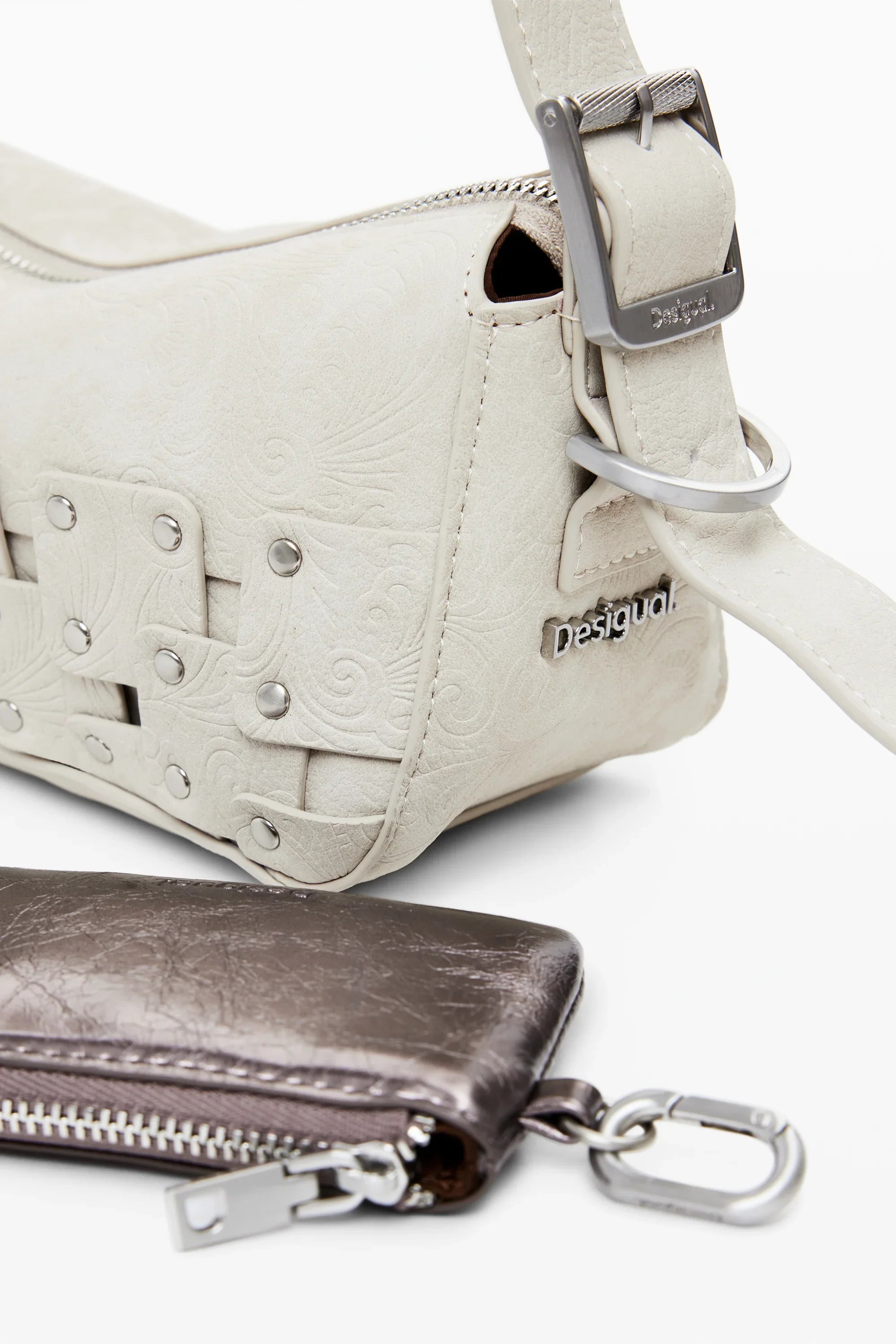 תיק צד קרם עם דוגמת הטבעה, אבזם מתכתי ותליון קטן, מותג Desigual בחנות CHOZEN