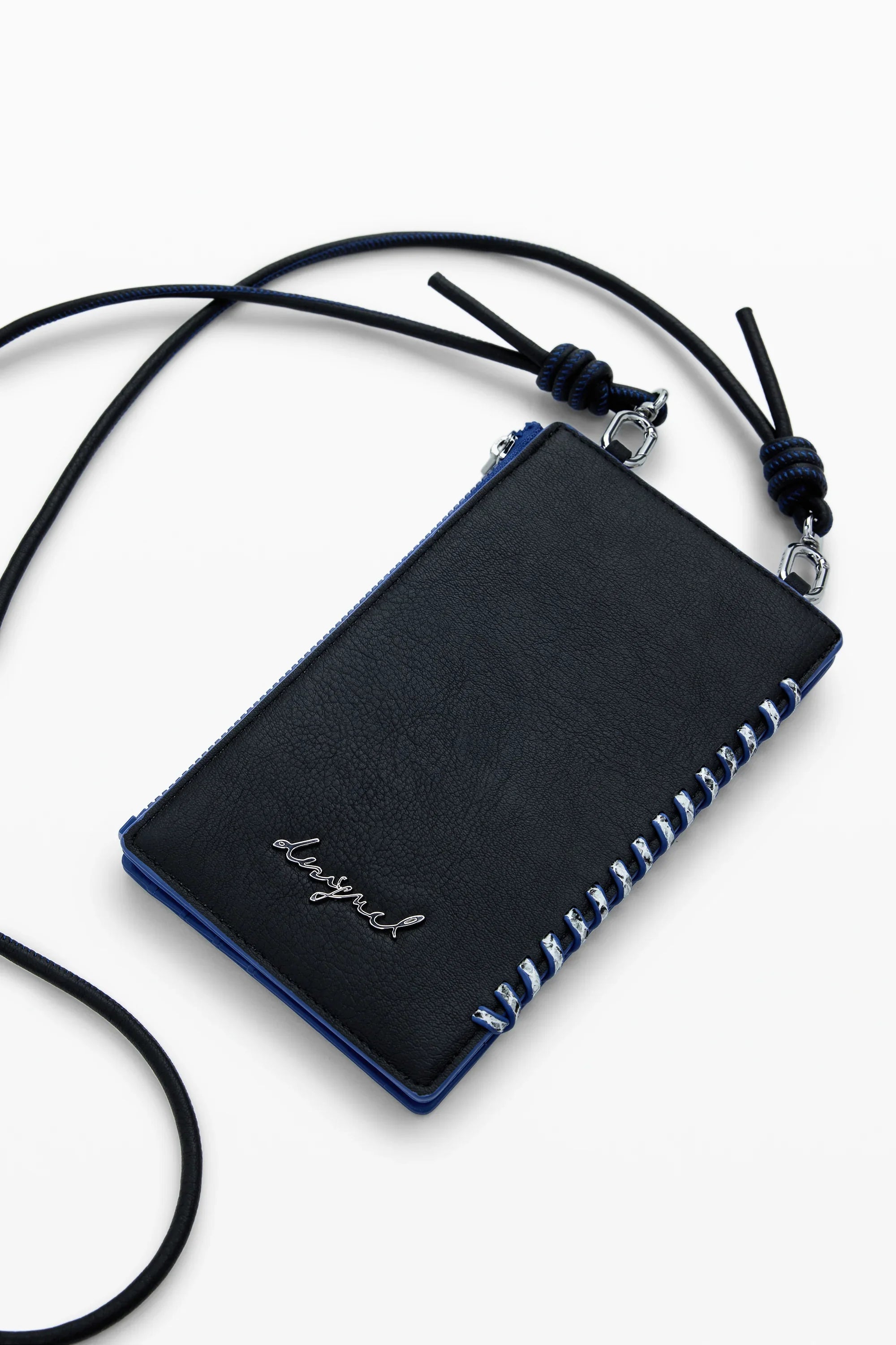 ארנק עור שחור בעיצוב מודרני עם שרוך כתף, תפרים כחולים ולוגו מעוצב, CHOZEN מותגים מובילים