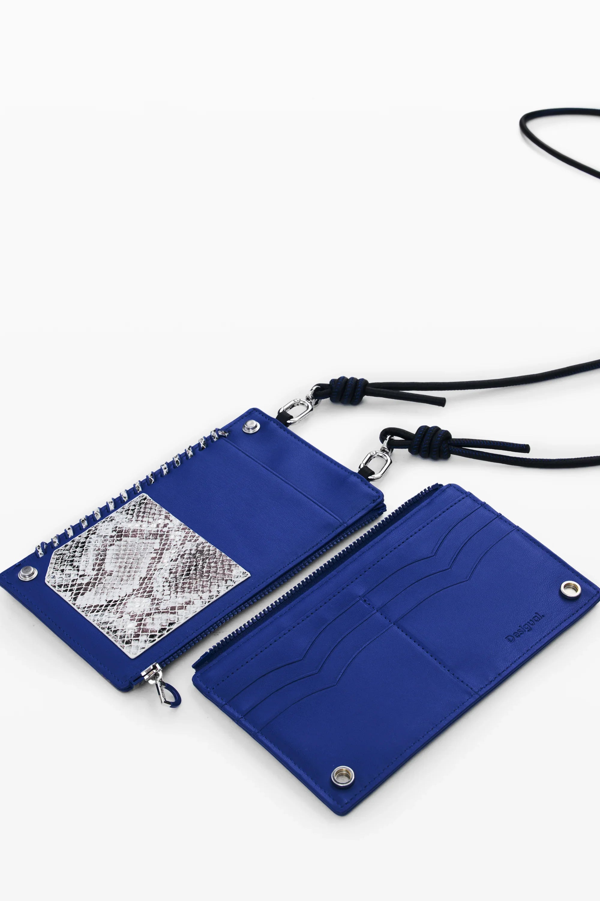 ארנק כחול עם תאים לכרטיסים ונרתיק פנימי, מבית Desigual, מוצג על רקע לבן – CHOZEN מותגים מובילים