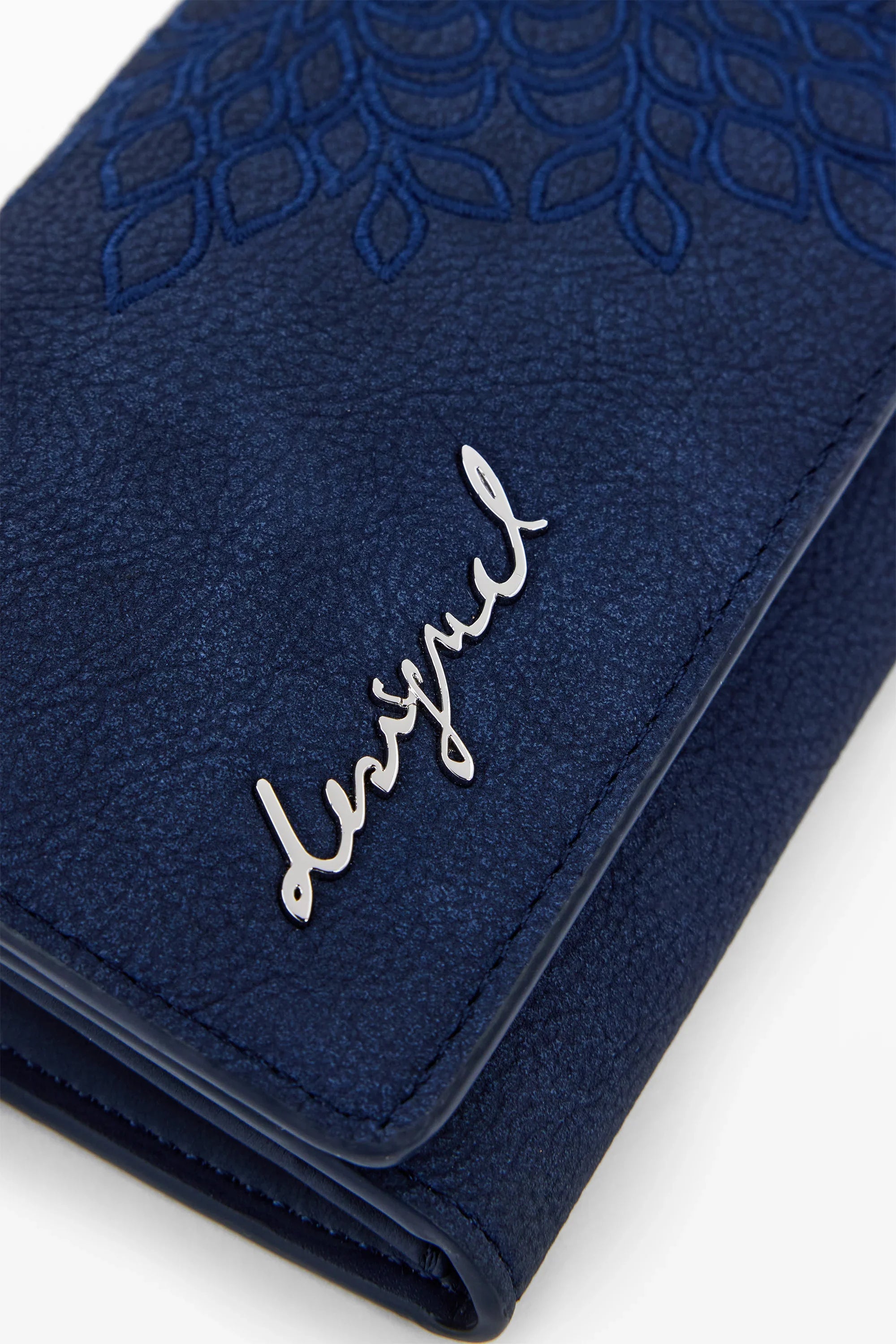 ארנק כחול בעיצוב רקום של דזיגואל, מותג מוביל ב-CHOZEN קבוצת אלפא