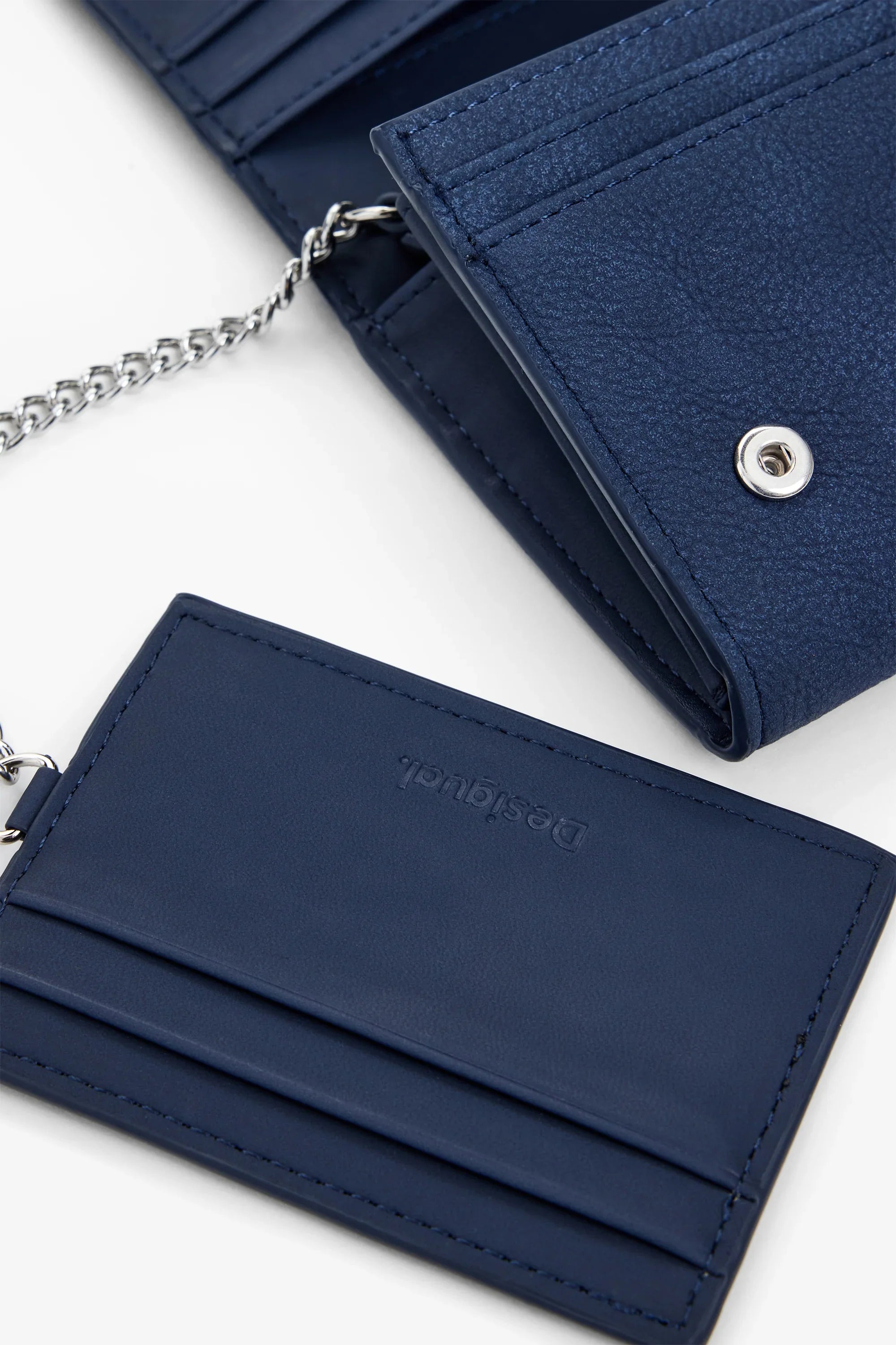 ארנק כחול Desigual עם שרשרת, עור במראה יוקרתי, מבית המותגים המובילים ב-CHOZEN