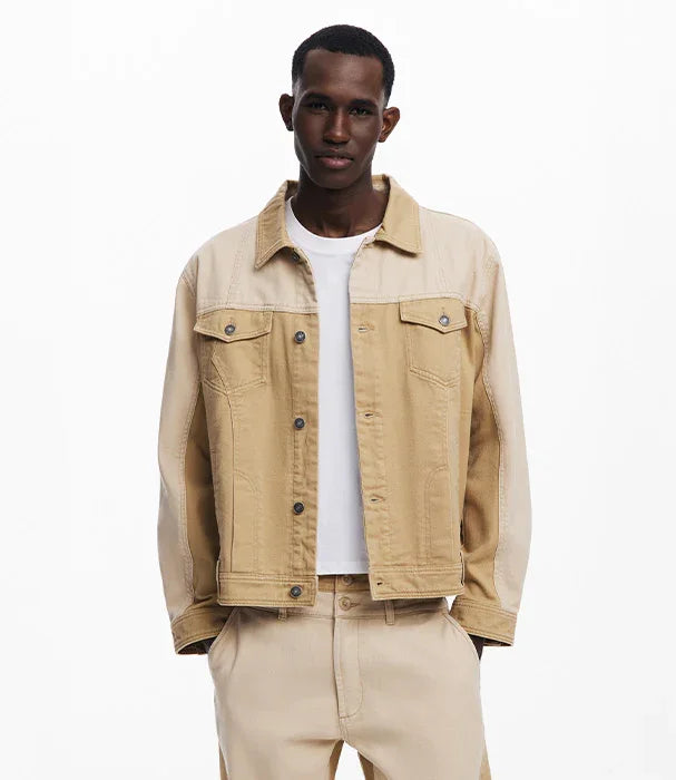 גבר מדגמן ז'קט טקסטיל בגוון בז' עם חולצה לבנה ומכנסיים בהירים, אופנה CHOZEN לגבר