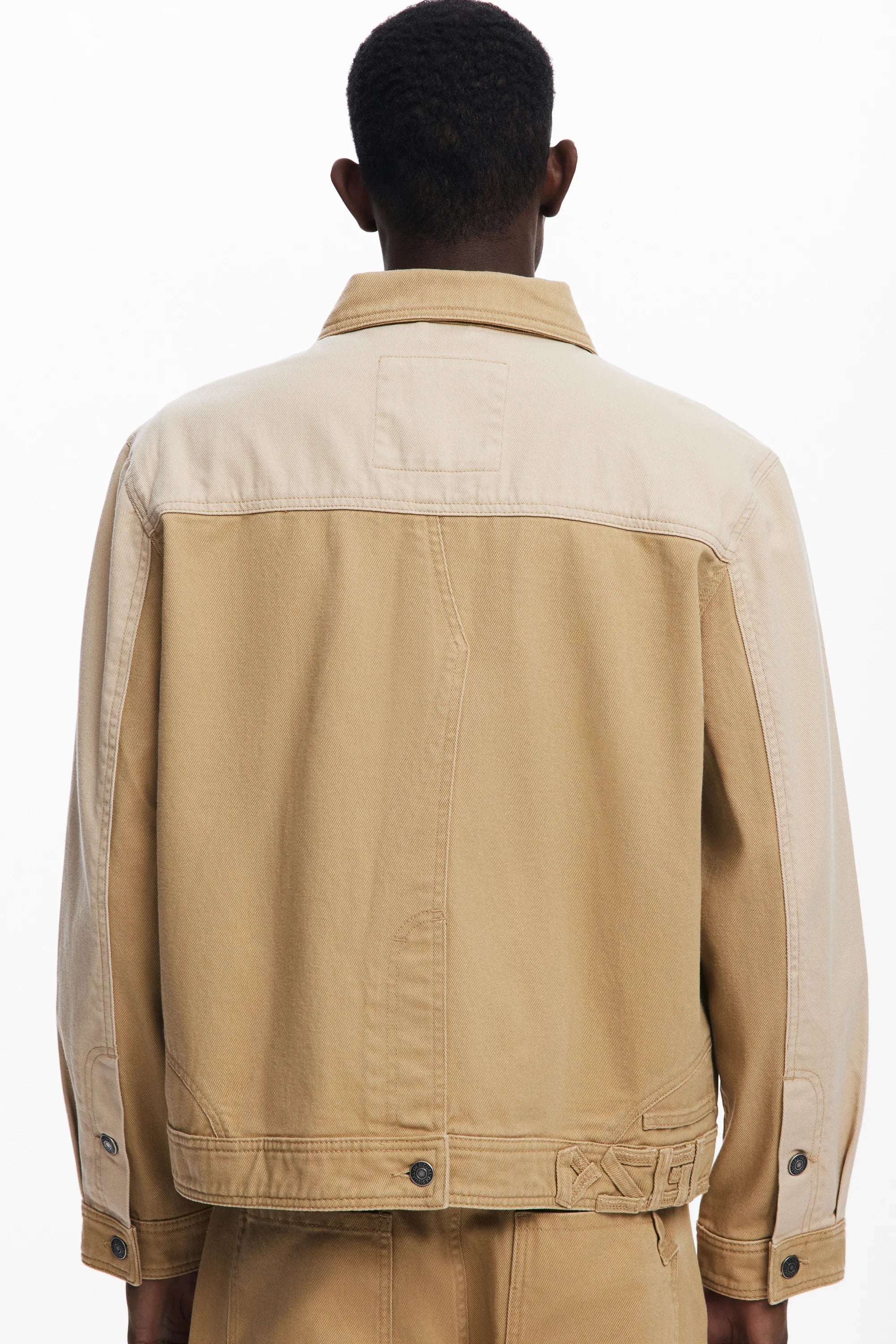 דגם לבוש ז'קט ג'ינס בגווני בז' לגברים, צילום מאחור, אופנה לגברים CHOZEN