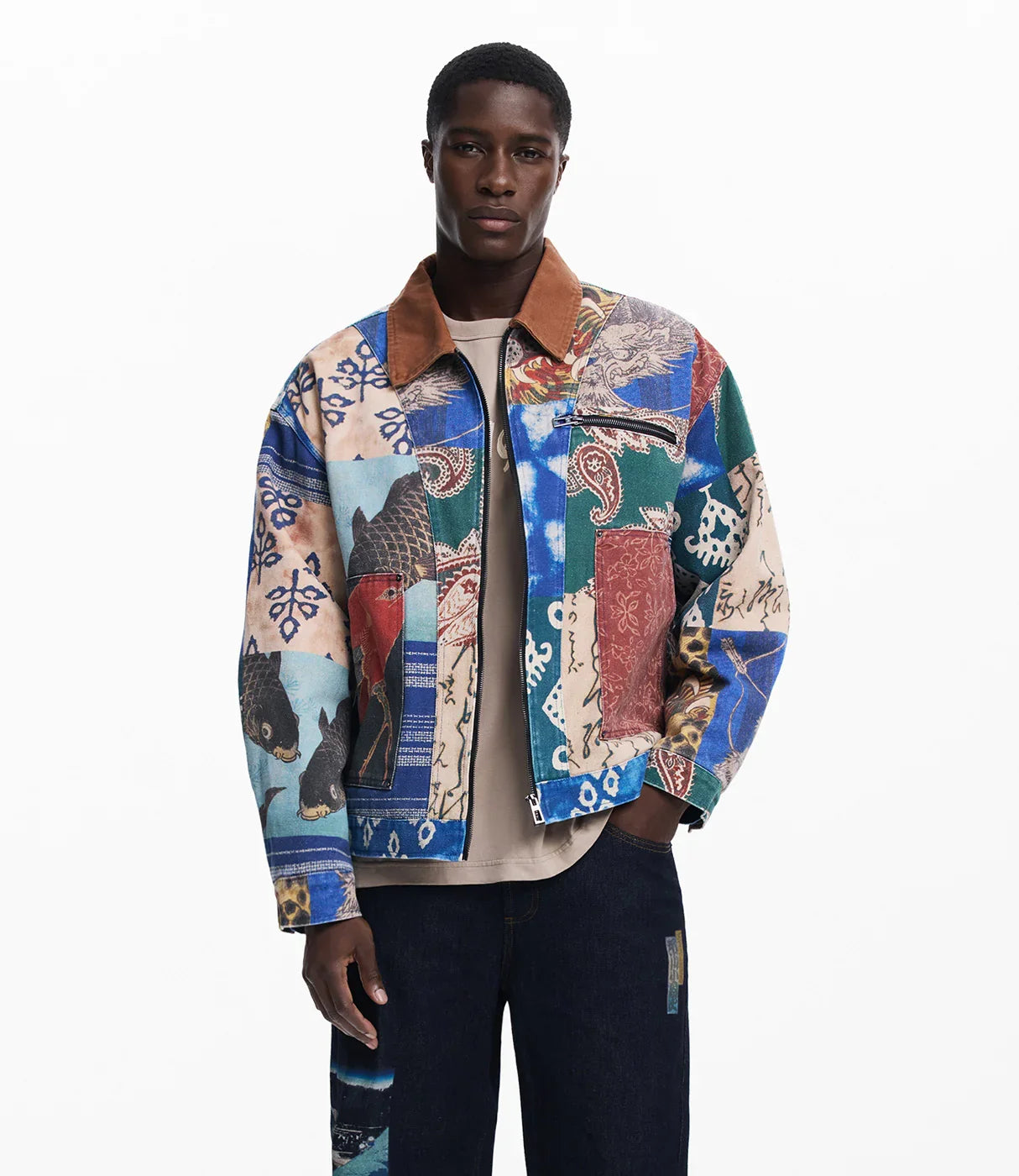 גבר לובש ז'קט דנים צבעוני בסגנון טלאים עם הדפסים צבעוניים ורקע לבן, אופנה גברית מודרנית