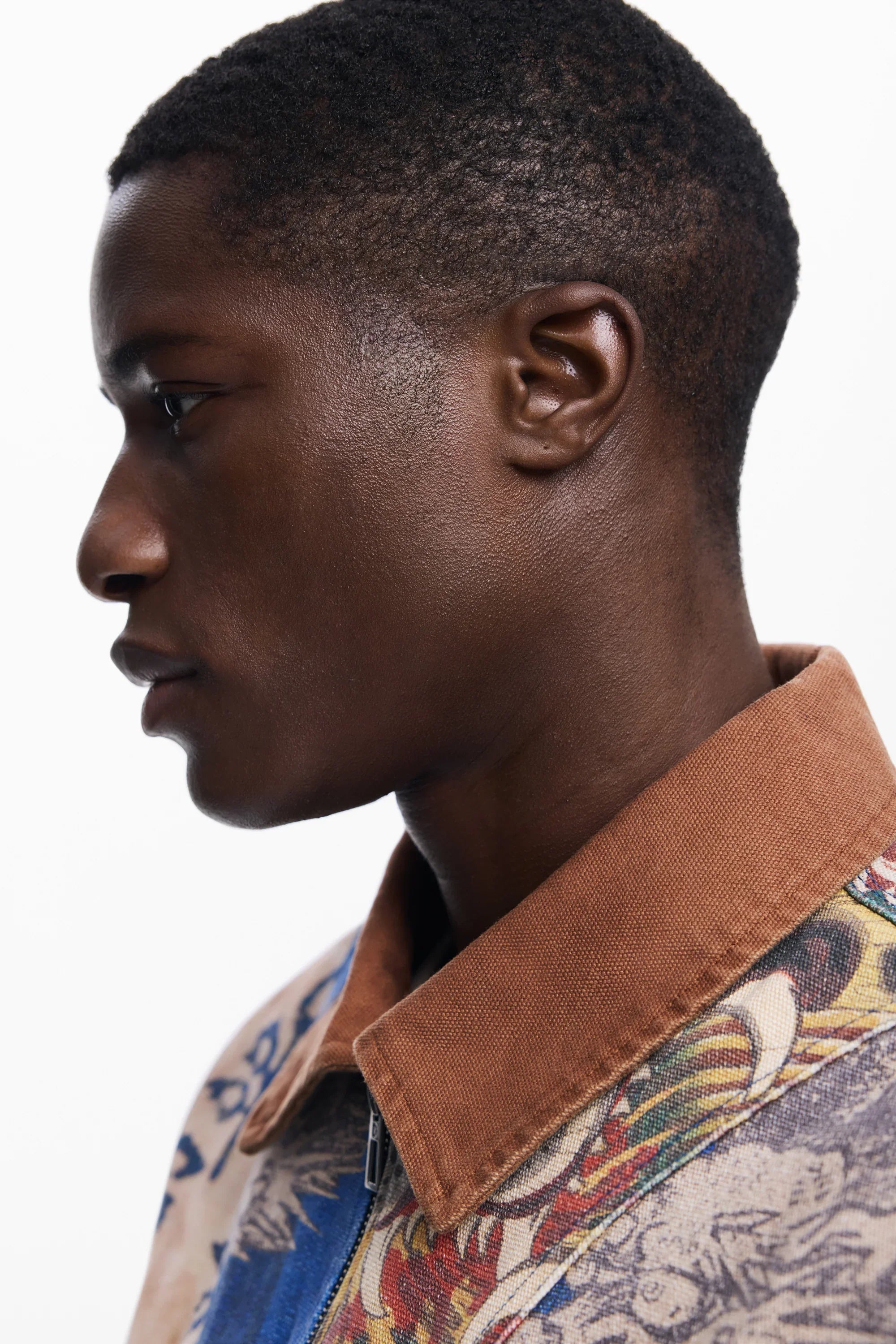 גבר עם ז'קט צבעוני ומודפס, צווארון חום, צילום פרופיל באור סטודיו