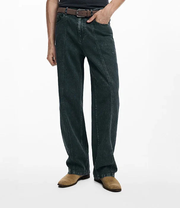 מכנסי ג'ינס רחבים לגבר, גוון כהה, חגורה חומה, נעליים חומות, קולקציית CHOZEN